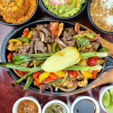 Parrillada, fajitas mixtas (Comalitos Nort)
