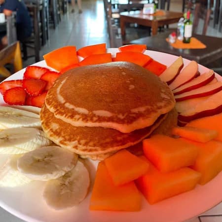 HOTCAKES CON FRUTA