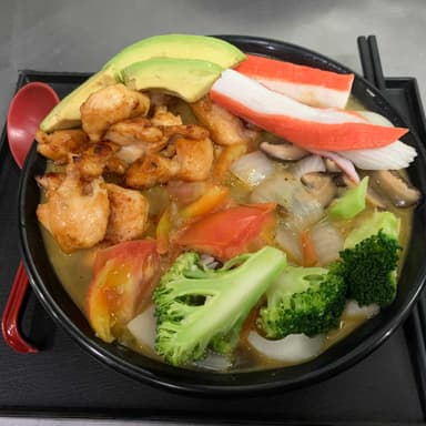 Sopa udon con camarones