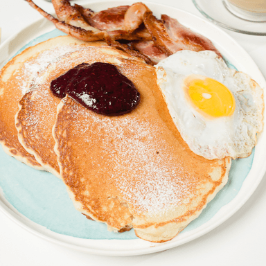 Hot Cakes Clásicos con Huevo y Tocino