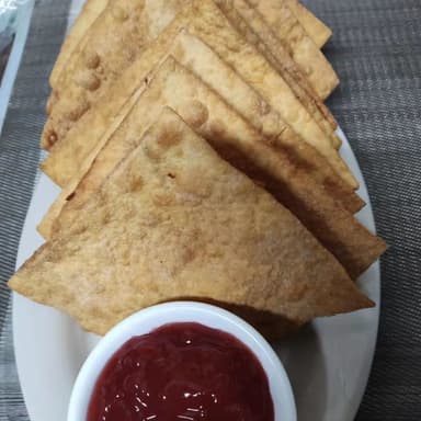 Wantán Frito con Pollo y Salsa Agridulce炸云呑