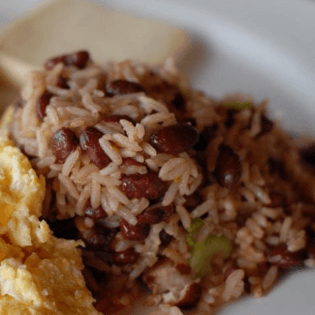 Gallo Pinto Con Huevo, Maduro y Salchichón