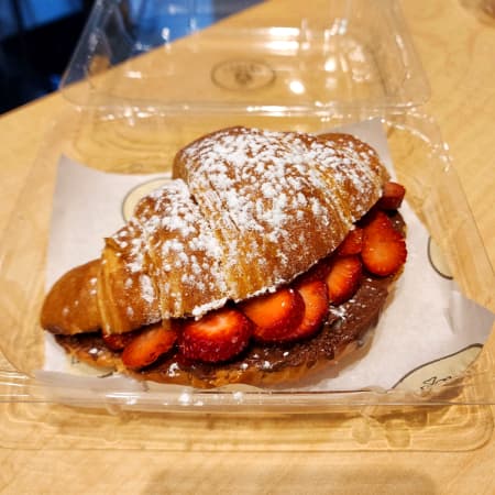 Croissant con Nutella y Fresa