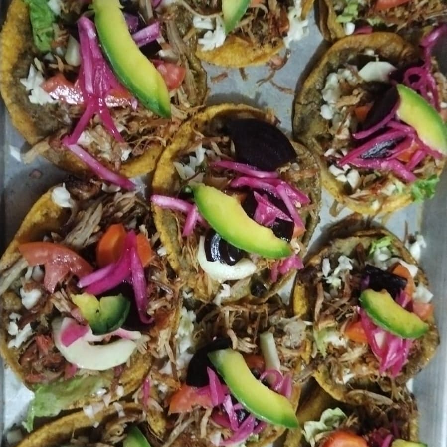 10 Panuchos o Salbutes + 1/2 litro de caldo gratis