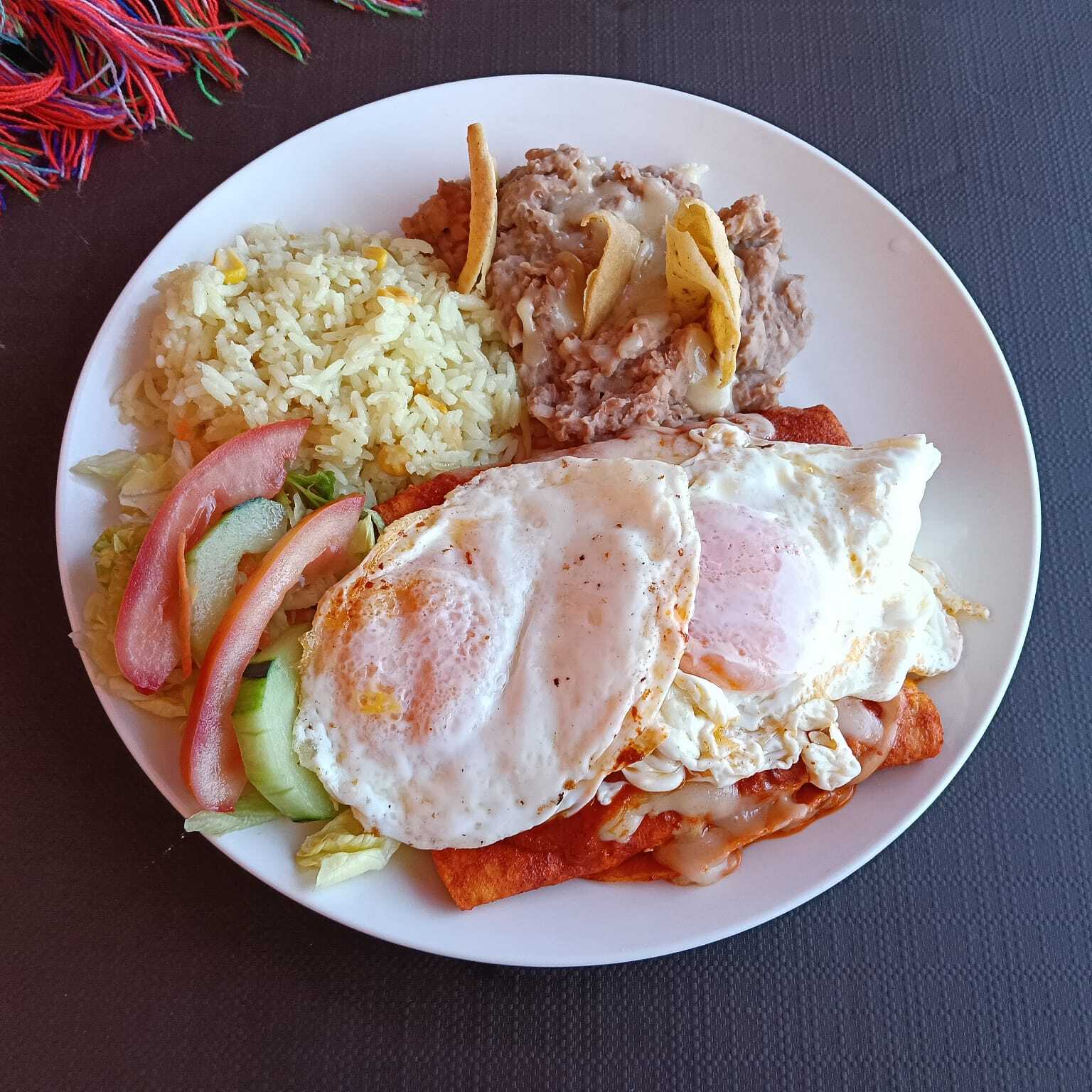 Enchiladas Rojas de Queso Montadas