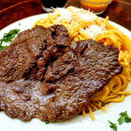 Tallarines a la Huancaína con Bistec