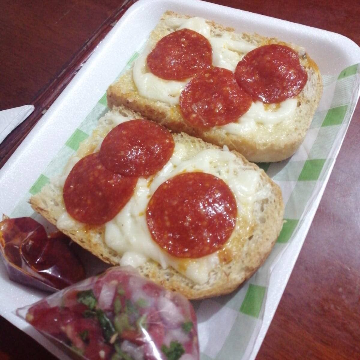 Molletes con Pepperoni