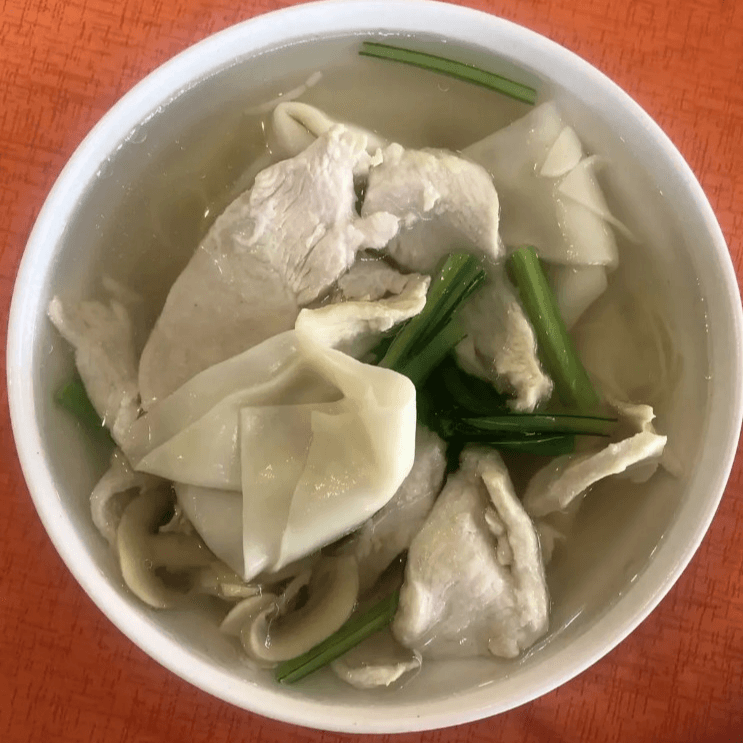 Sopa Wantán con Pollo y Tallarín