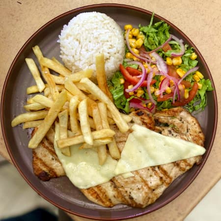 Pechuga Gratinada a la Parrilla más Bebida