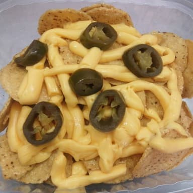 Nachos Con Queso y Jalapeño