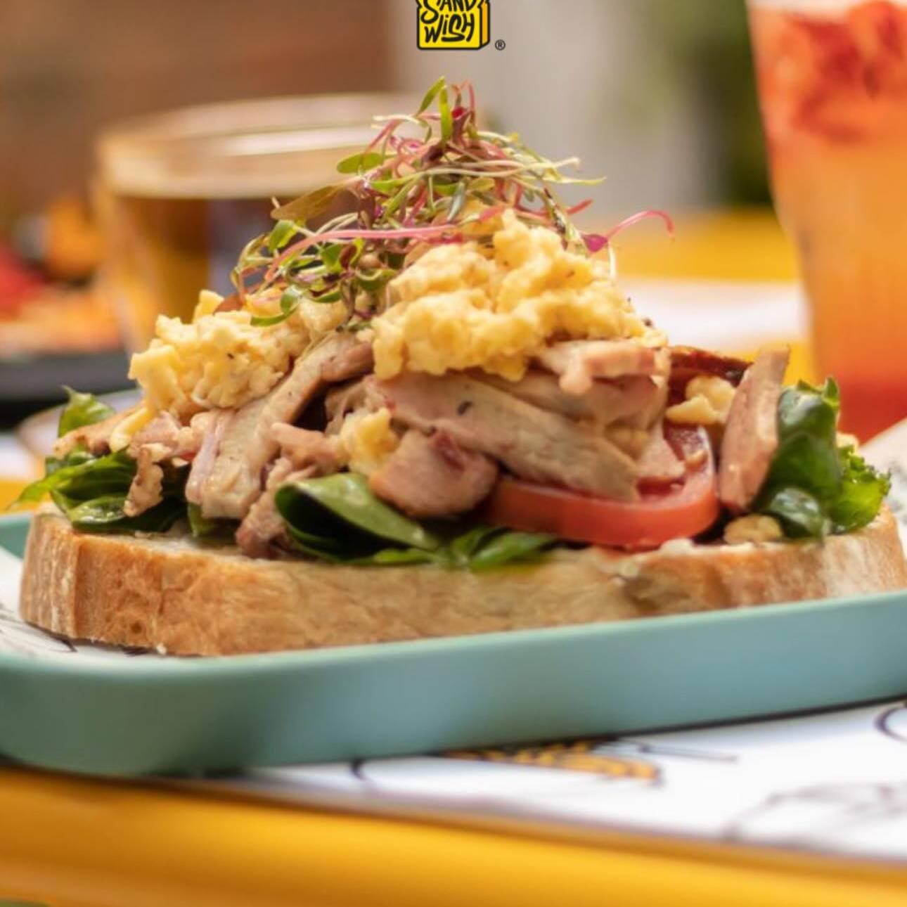 Abierto de Huevo y Pastrami