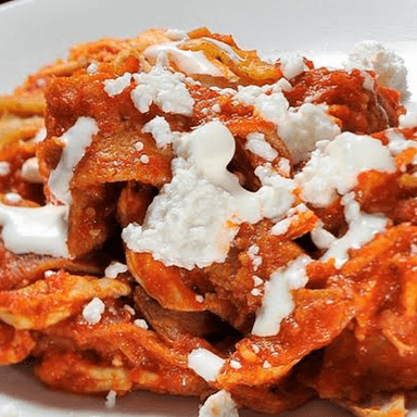 Chilaquiles rojos con Carnitas