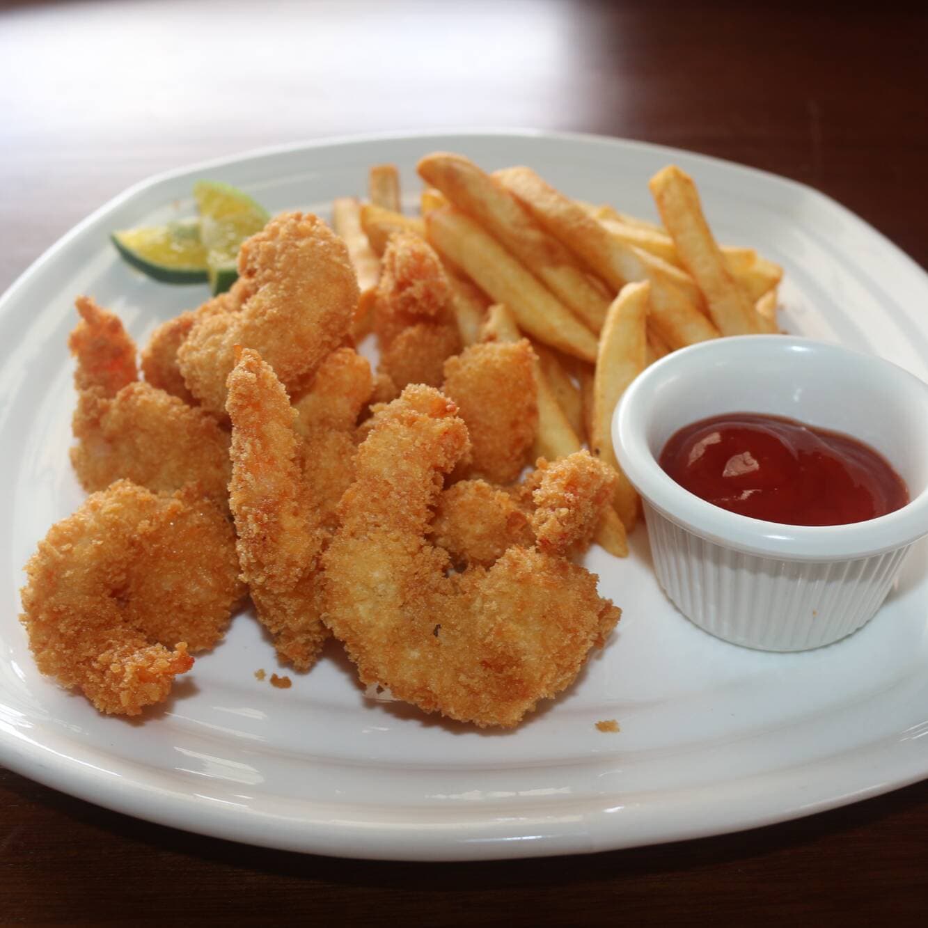 Camarones Empanizados con Papas Fritas