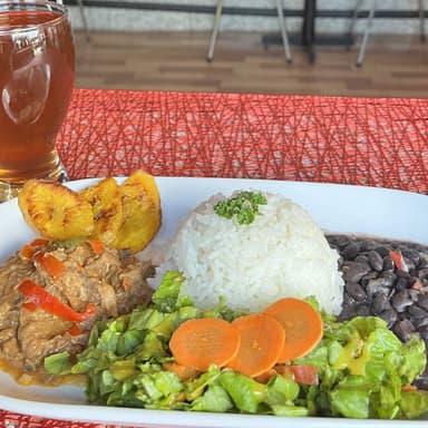 Casado de carne mechada con ensalada