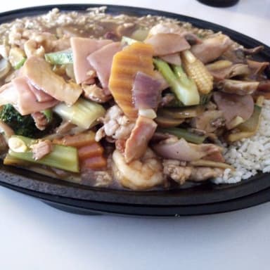 Wooba con Mariscos en Salsa Especial