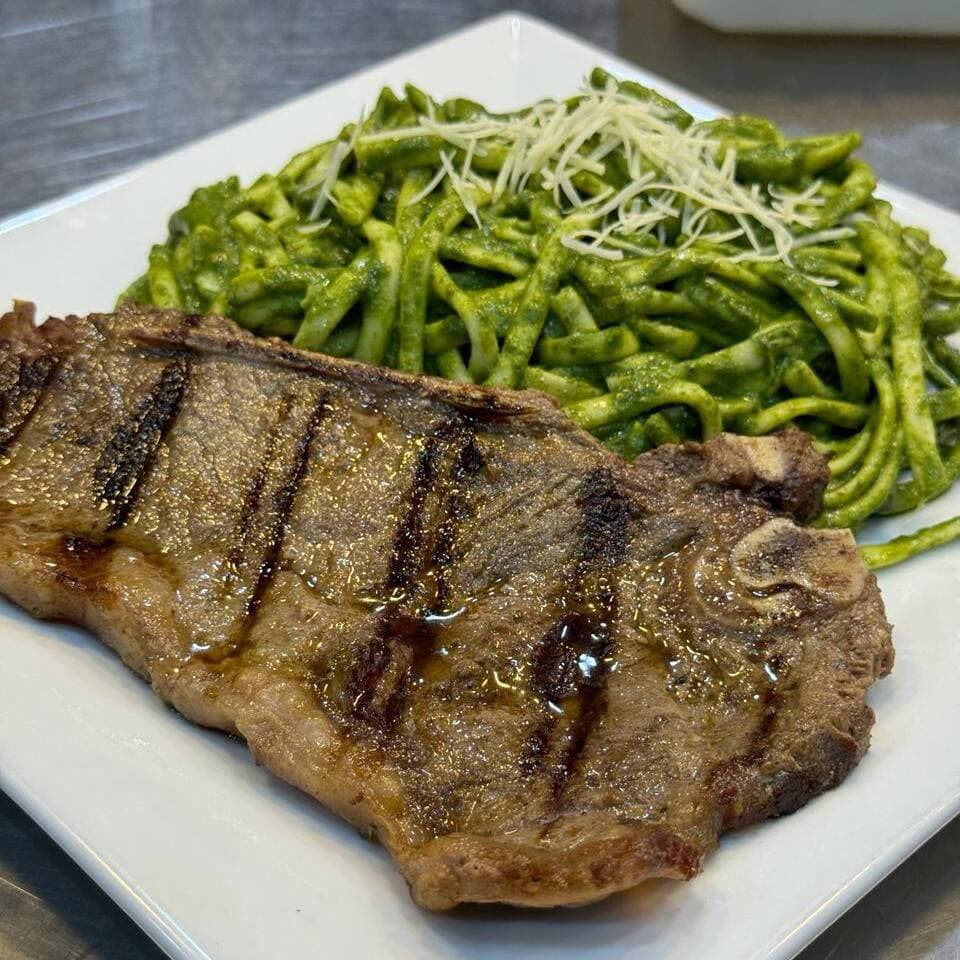 Tallarín Verde con Churrasco