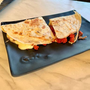 QUESADILLA DE LONGANIZA + REFRESCO O AGUA DE SABOR