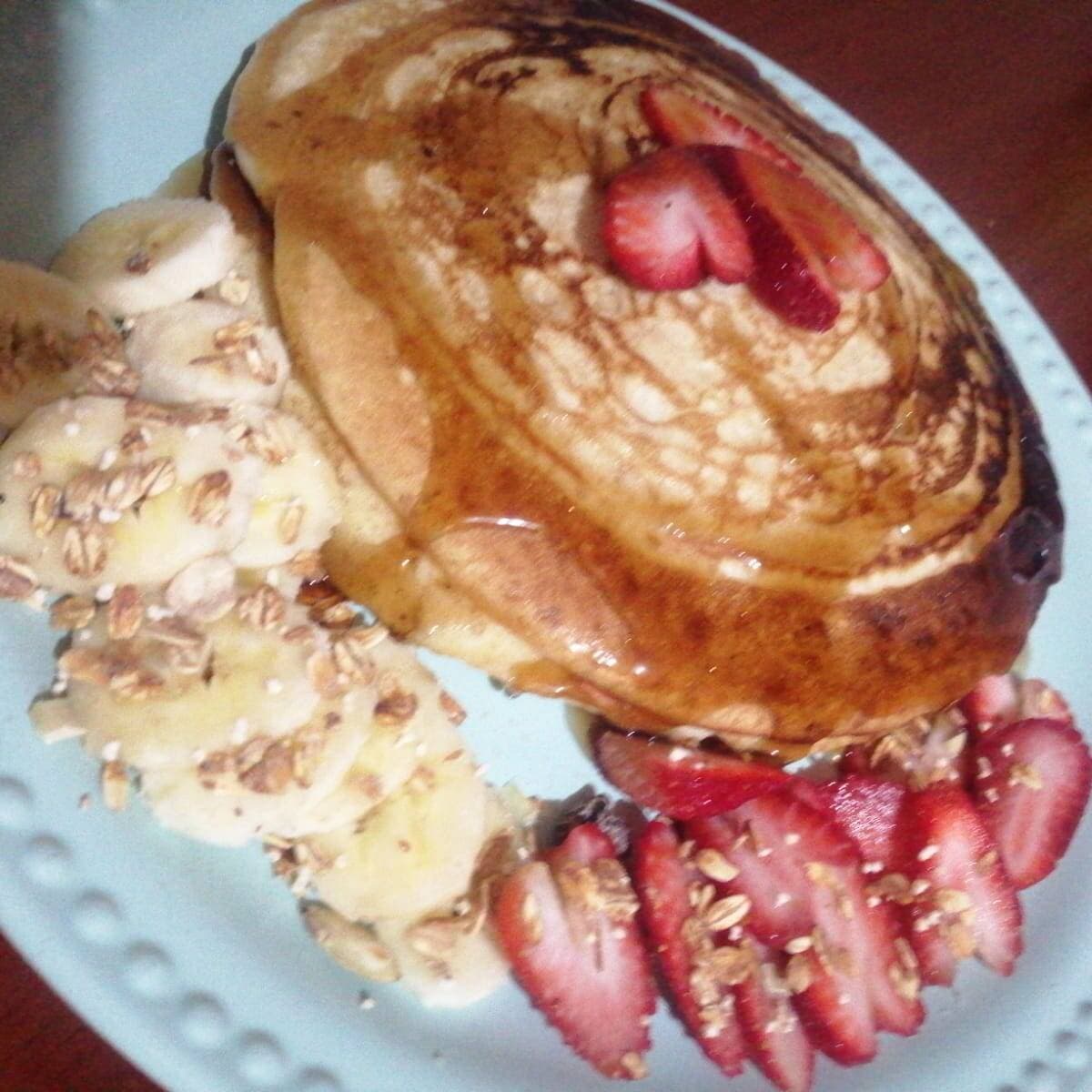 Hot Cakes (2 Piezas) con Frutan del Día