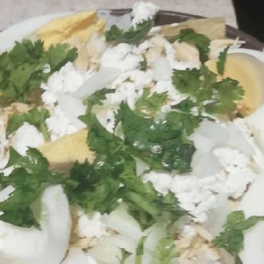Chilaquiles Chicos Verdes con Huevo Duro