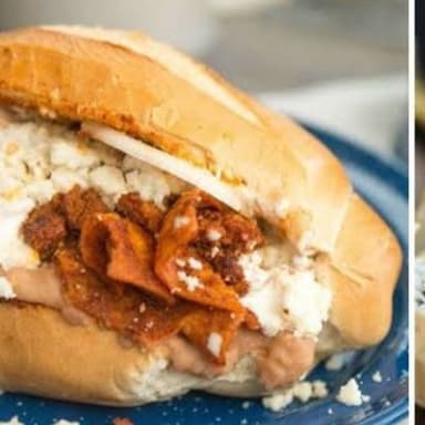 Torta Chilaquiles Rojos con Bisteck