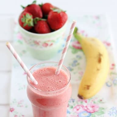 LICUADO DE FRESA CON PLATANO 16 Oz