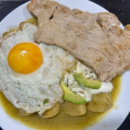 Enchiladas Verdes con Bistec y Un Huevo