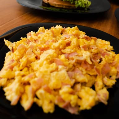 Huevos revueltos con tocino
