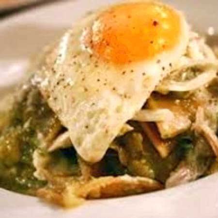 CHILAQUILES VERDES O ROJOS CON HUEVO