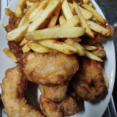 Alitas de Pollo Frito con Papas鸡亦时仔
