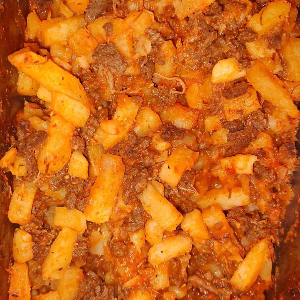 Rojo (Deshebrada con Papas)