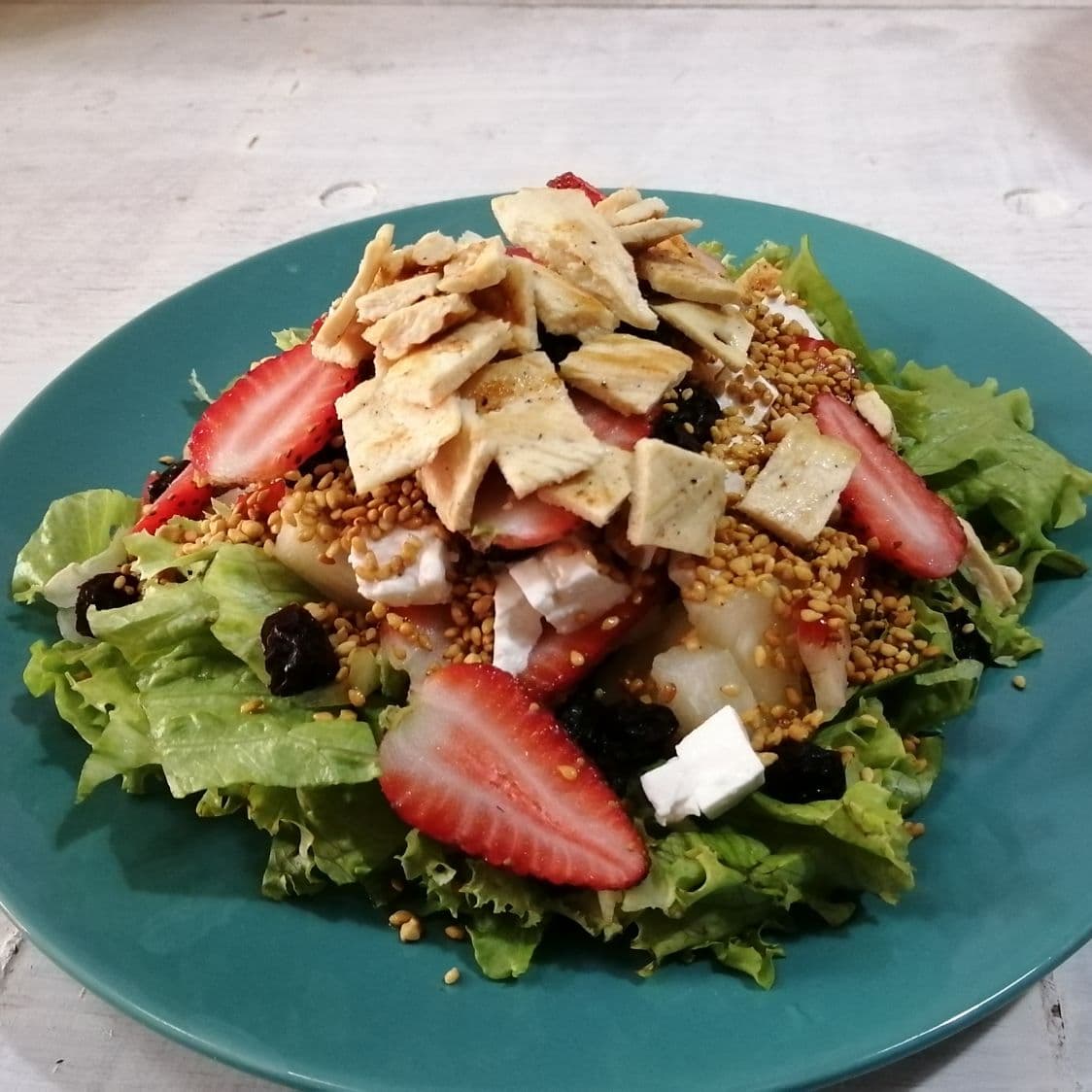 Ensalada Fresa Salvaje con Pollo