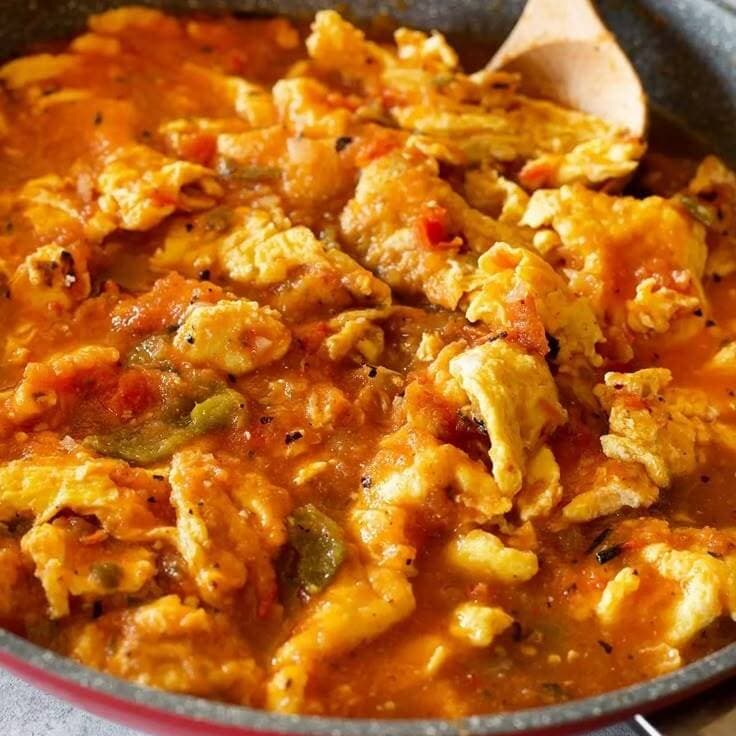 Huevos Ahogados en chile de Árbol (SI PICA)