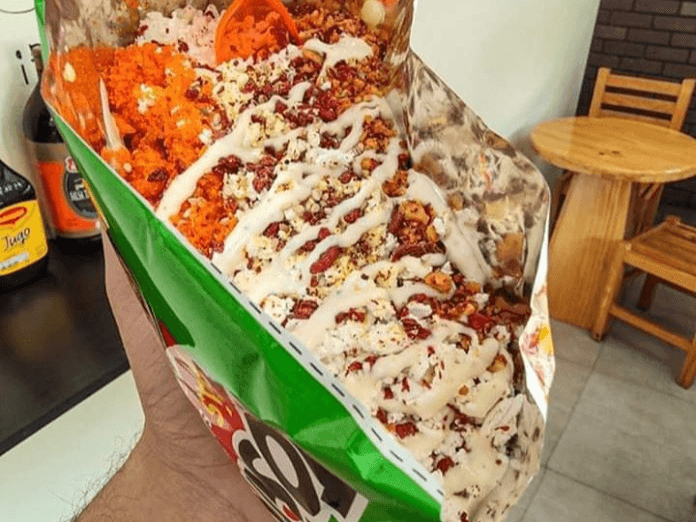 Botanas con Elote, Queso Amarillo y Aderezos