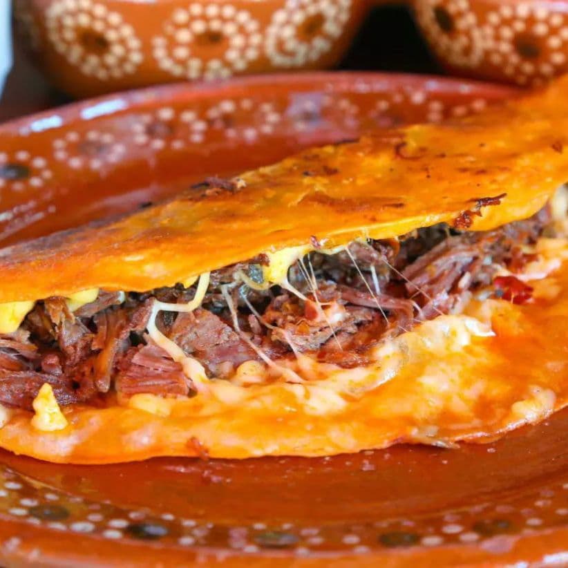 Quesadilla de Harina de Birria Dorada