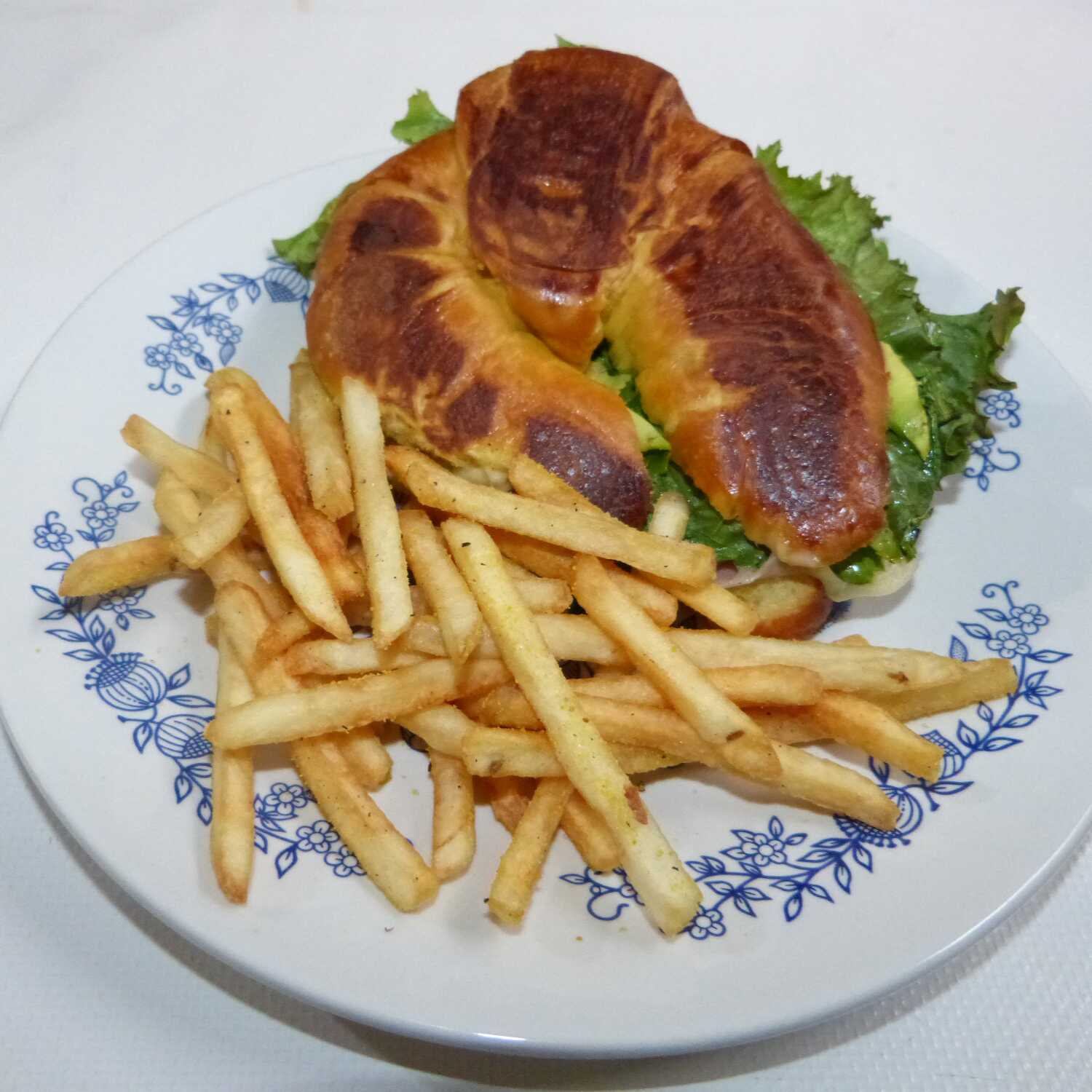 Cuernito tradicional con papas fritas