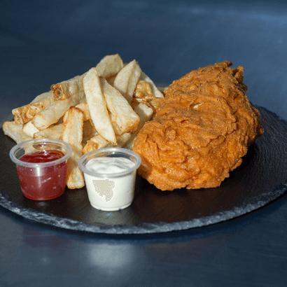 Pechuga de pollo empanizada + papas fritas