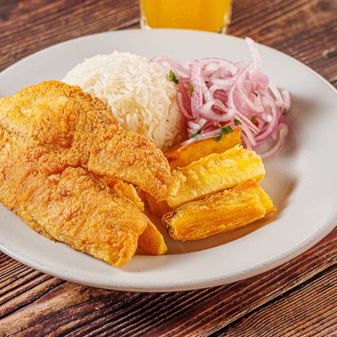 Pescado Frito con Frejoles + Bebida