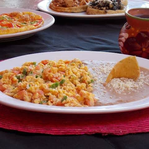Combo huevos con jamón  +cafe