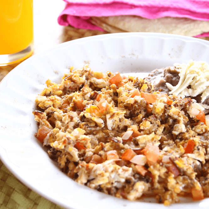 Huevos norteños con machaca y pico de gallo