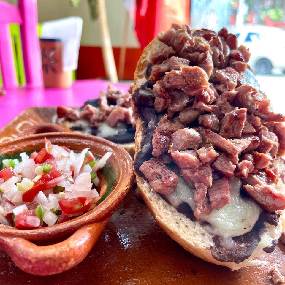 Molletes con Arrachera (2)