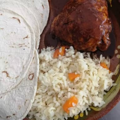 Comida de Pollo Entomatado