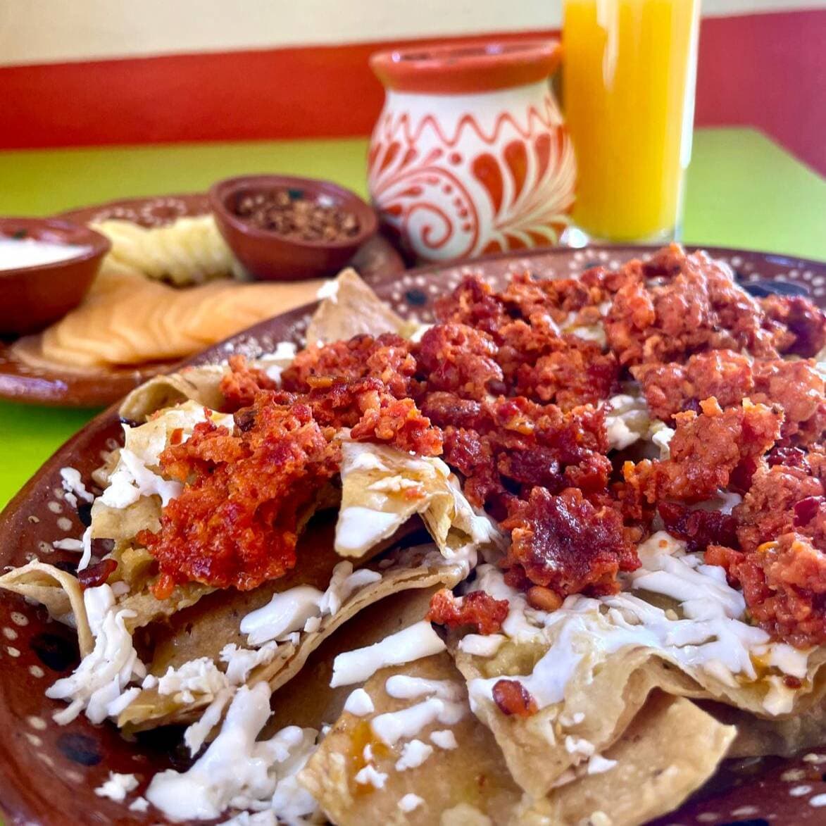 Desayuno Completo de Chilaquiles con Chorizo