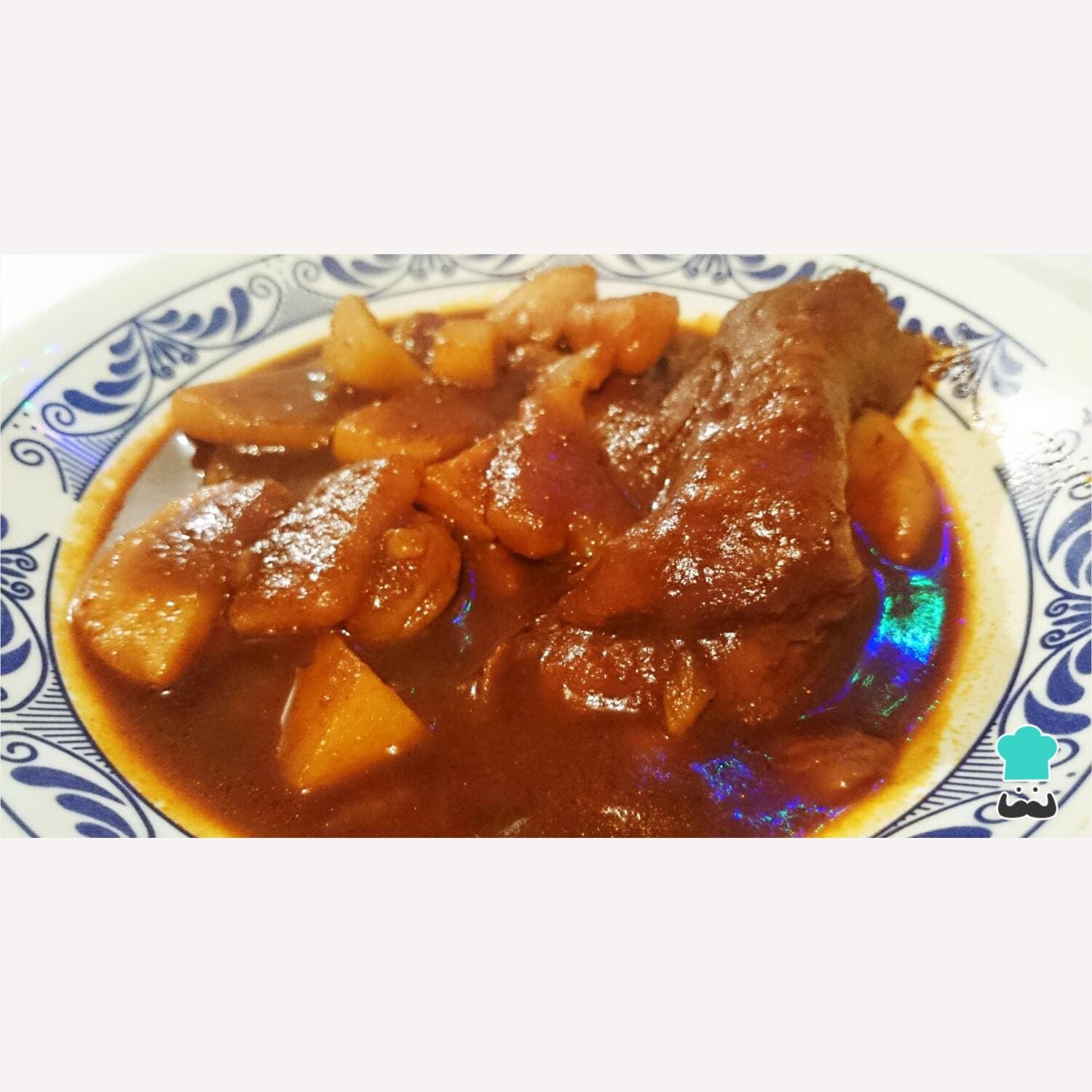 Comida de codillo de puerco en salsa roja