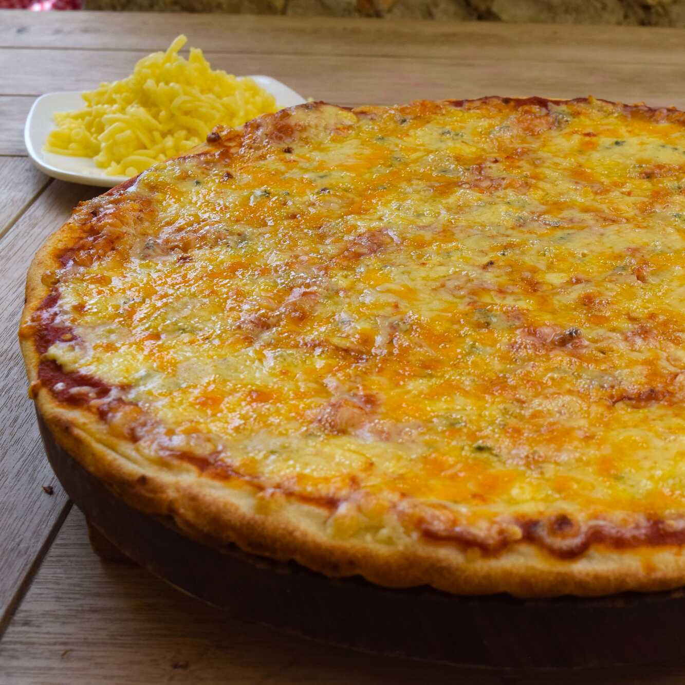 Pizza 4 Quesos (Med)