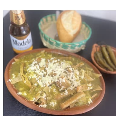 Chilaquiles con milanesa de pollo