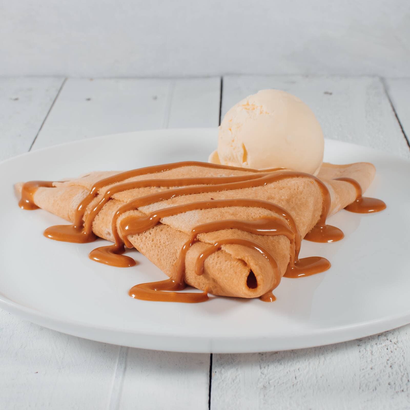 Crepa de Caramelo con Banano & Fresas