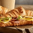 Sándwich Croissant de Pollo con Durazno
