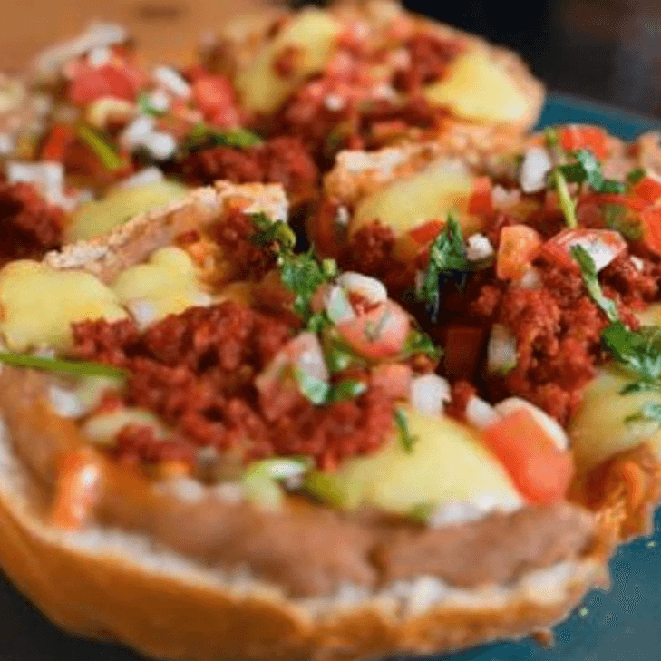 Molletes con Chorizo