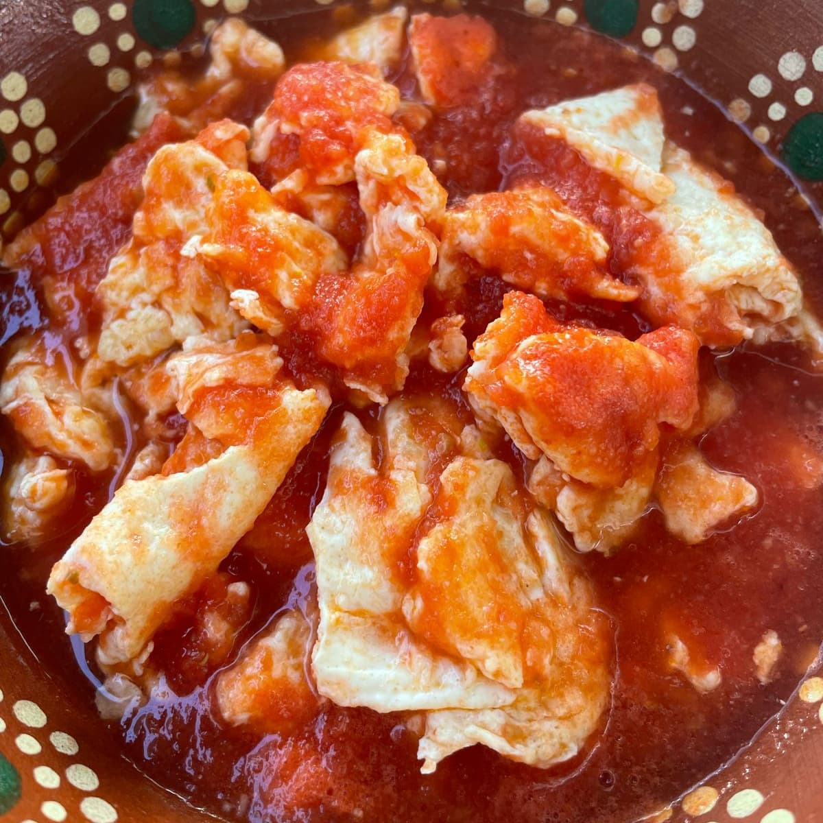 Huevo en Salsa Roja