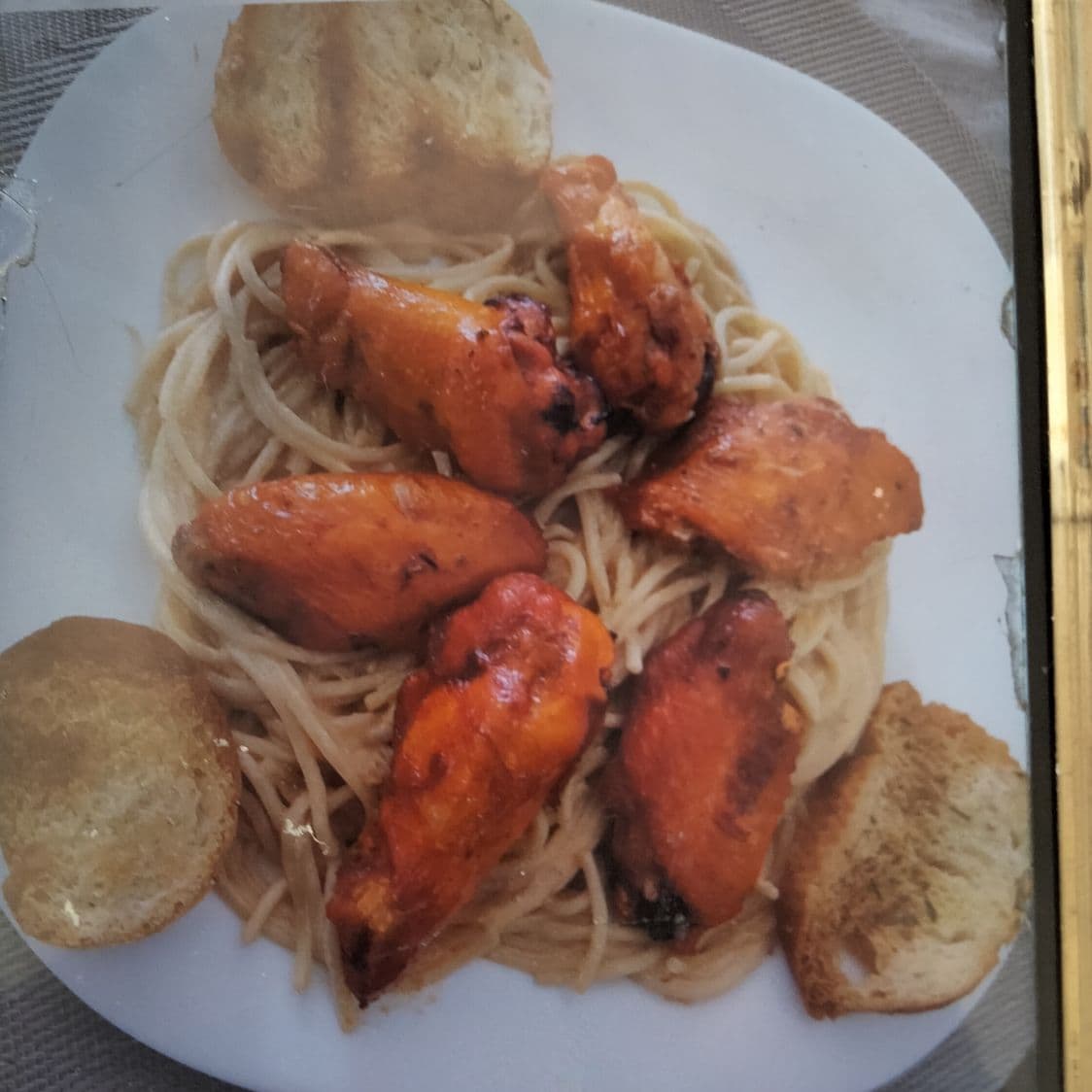 Espagueti con Alitas Adobadas (Entera)